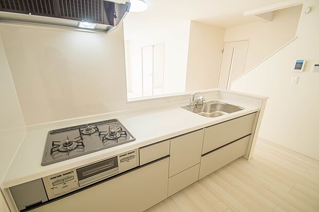 三口コンロで料理の幅を拡げてくれる使いやすいシステムキッチンを採用。洗い場も大きいので野菜や食器を洗ったりする際にも捗り、奥様の強い味方となってくれるはずです。