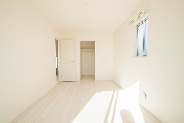 陽射しがぽかぽかと差し込むお部屋は湿気やカビの心配も減るので快適に過ごせます。