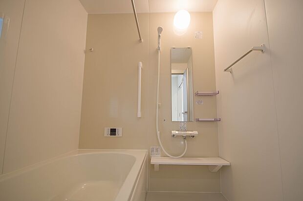 冬場にはヒヤッとしないように暖房機能、梅雨の時期には乾燥等、機能的で清潔感溢れる浴室。快適・清潔な空間で心も体もオフになる時間を楽しむことが可能です。