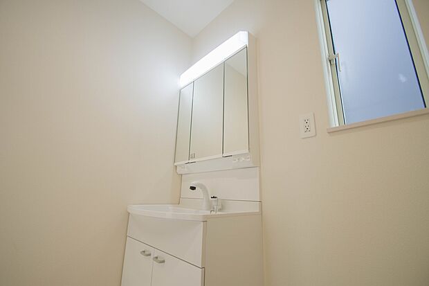 大きく見やすい三面鏡で清潔感ある洗面台は、身だしなみチェックや肌のお手入れに最適です。何かと物が増える場所だからこそ、スッキリと見映えの良い空間に拵えました。