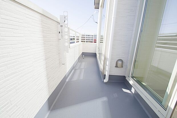 南バルコニーから差し込む陽光・通風は、住環境・快適性と共に有り続ける貴重な「財産」です。この新築戸建に住まう事で手に入れるものは、きっと日常にとっても貴重な存在となるはずです。