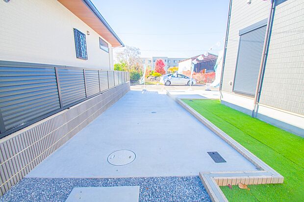 カースペース2台可。敷地内に駐車スペースが2台分確保されています。通勤、お出かけ、ショッピングなど、家族で出かける際の足となる車。状況に応じて使い分けたい、そんな方におすすめです。