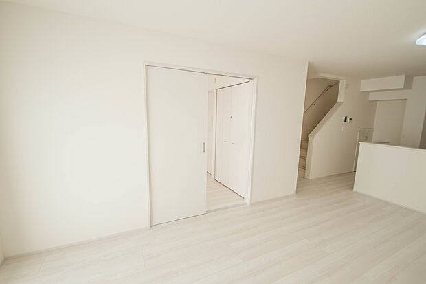 明るく開放的なダイニング。家族とのコミュニケーションが取りやすく、みんなの笑顔が溢れます。