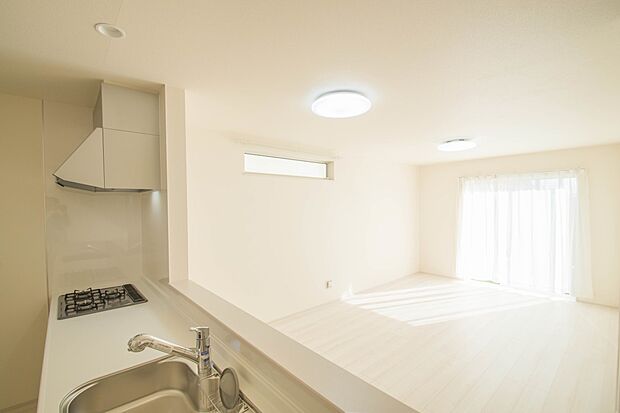 忙しい朝でも家族揃って食事をして頂ける、ゆとりある大きさのダイニングスペース。奥様の手料理をカウンター越しに受けとって頂き、テーブルで囲む素敵な時間を存分にお愉しみ下さい。