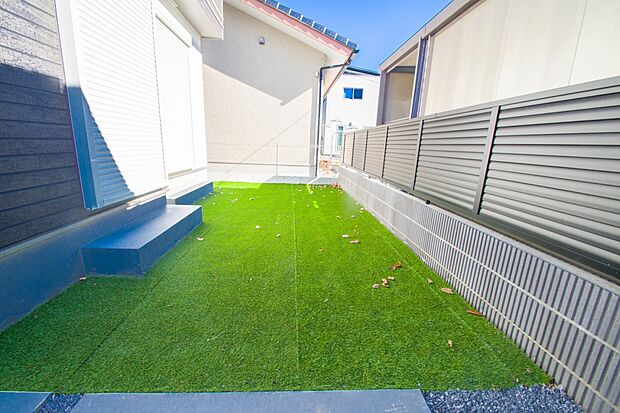 親子いっしょに、もしくは見守りながら草木を育てたりDYIなどにチャレンジできるお庭。自然と身近に触れ合う機会を設けることは、お子様の感性を刺激することにつながります。