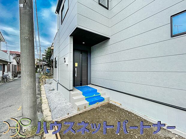 玄関の扉を開けると家族の待つお家。幸せを感じる瞬間です。