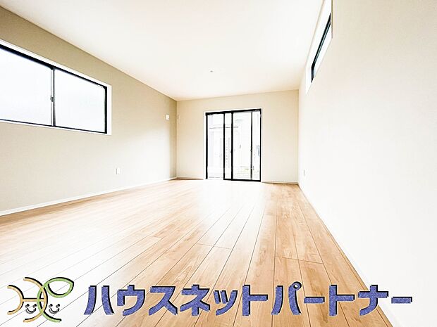 家族でくつろぐリビングは16帖。日当たりも良く、風通しも優れています。