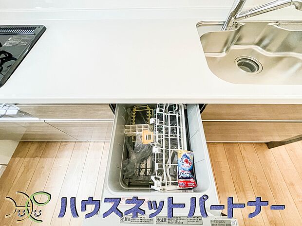 ビルトイン食器洗乾燥機完備。家事のお手伝いをしてくれる奥様の味方です。食器を洗っている間にお掃除など、様々なシーンで家事の時短に役立つ食洗機。省スペースのビルトインタイプを採用致しました。