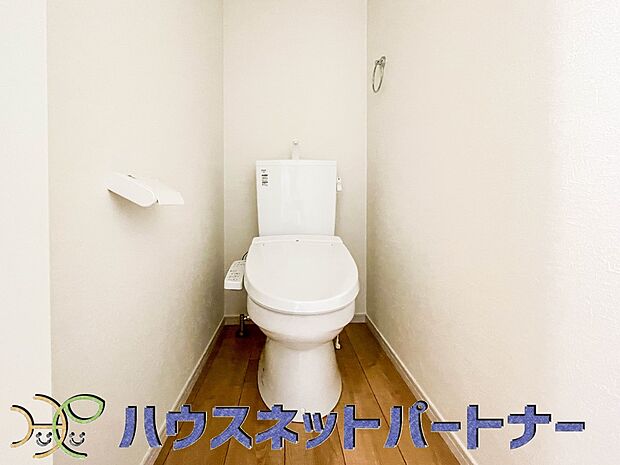 快適な生活を送るための必須アイテムとなった洗浄機能付トイレ。おしり洗浄、ビデ洗浄、暖房便座の3つの機能を標準装備しています。