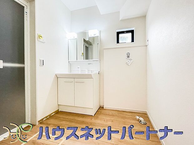 家の中でも特にプライベートスペースとなる洗面所は、洗濯場所と浴室を同じ空間でまとめております。小窓を設置しておりますので、熱気などが籠りやすい空間でちょっとした空気の入れ替えを。