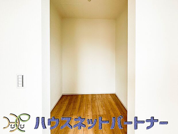 ウォークインクローゼットのメリットは、衣類の他、バッグやアクセサリーなど、身につけるものを一部屋に集めて管理できること。必要なときに見つけやすいですよ