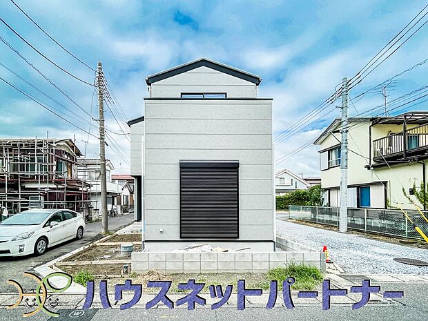 堂々たる趣ながら、主張し過ぎずどこか余裕を感じさせるシャープなフォルムで佇む邸宅は、晴天の空と照らし合わせる事で、本来あるべき完成形の姿を見せてくれます。