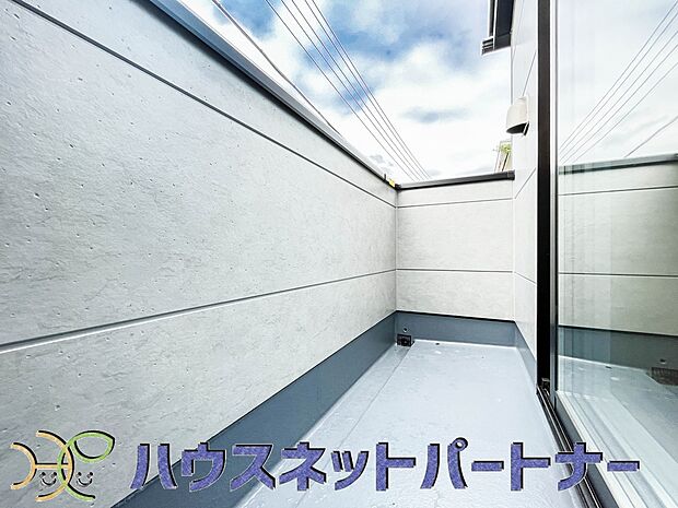 青い空が近くに感じるバルコニーは、爽やかな風をお部屋へ運んでくれます。