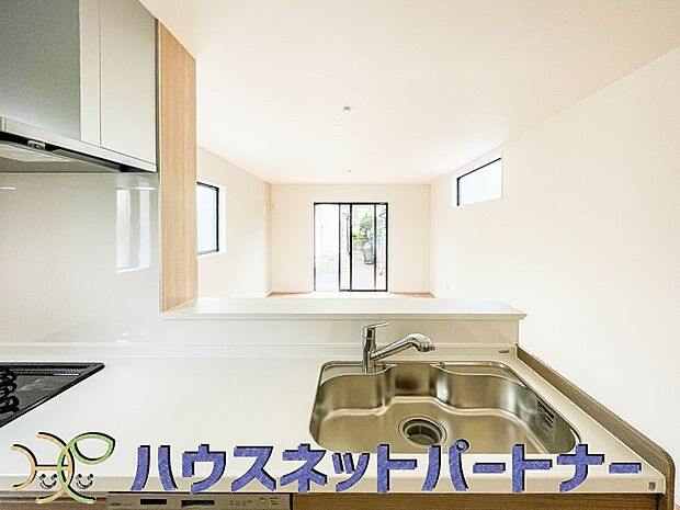 カウンターキッチンなら、リビングで遊ぶ子供の様子を見ながら料理ができるので安心です。料理を運んでもらったり、子供にお手伝いしてもらいやすいのもいいですね。