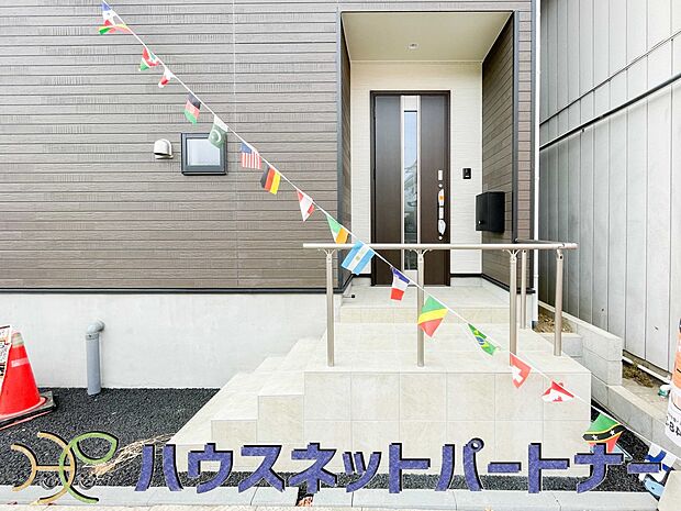 上質感漂う玄関へのアプローチ。居住者の帰り、訪れる方を優しく迎える・安らぎに満ちた生活空間を予感させる。健やかな暮らしを楽しめそう。