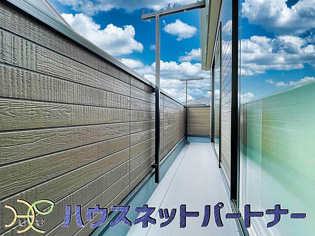 バルコニーから差し込む陽光・通風は、住環境・快適性と共に有り続ける貴重な「財産」です。この新築戸建に住まう事で手に入れるものは、きっと日常にとっても貴重な存在となるはずです。