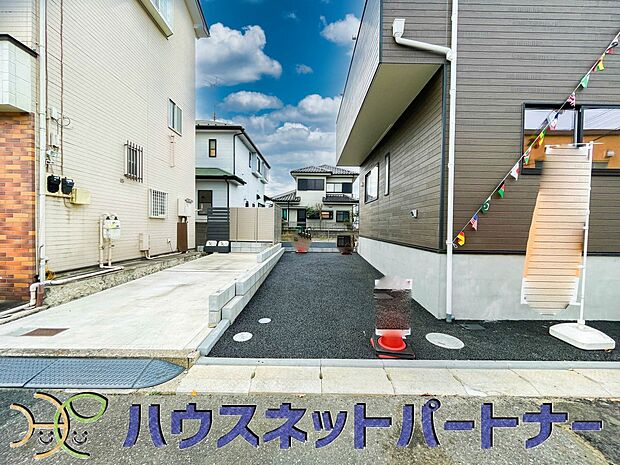 通勤や家族の送迎など、毎日の生活にマイカーが欠かせない方にとって駐車場は大事な条件。敷地内にカースペースがあれば、お出かけやお買い物の際の搬入出もらくらくです。
