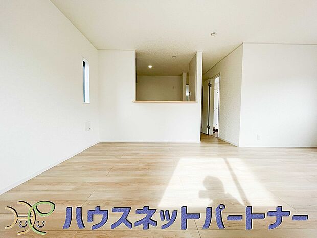 リビングは、食事スペースと寛げる場所設けてもまだ余裕の広さ。明るい光が照らしてくれます。