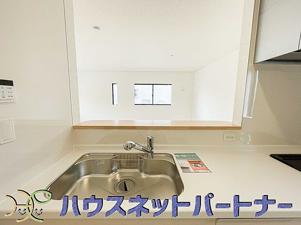 人工大理石のワークトップやシンクは、水を流しただけできれいになったように見えます。白いキッチンは明るく清潔感があり、とっても素敵です。