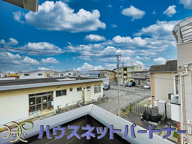 周辺は高い建物が無く、解放感が感じられます。