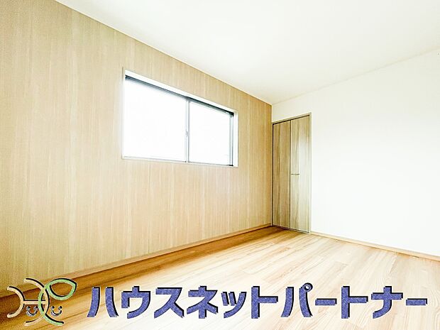 明るい窓のあるお部屋は子供部屋にぴったり。可愛い家具で素敵なお部屋に。