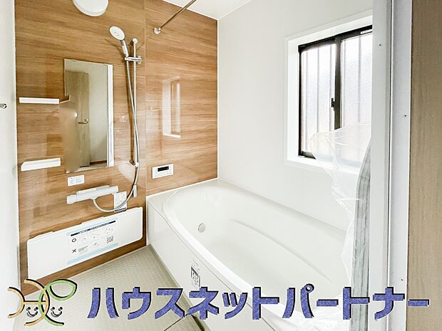 心地よいバスタイムを演出する浴室はゆとりあるサイズを採用。保温機能付き、汚れをはじく有機ガラス系の新素材を採用した浴室。美しく機能的な設備を採用。