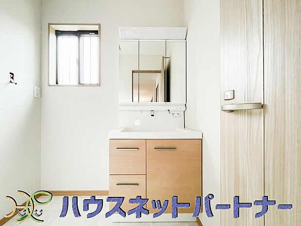 毎日使う洗濯機。しっかりと奥行きのある置き場が確保されています。