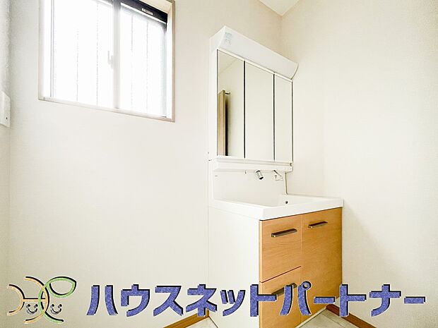 【生活動線・キッチンとお風呂脱衣所】 生活の中心となる家事動線はキッチンに洗面脱衣所が近くである事。生活動線が集中していると忙しい主婦の負担の助けになります。 リビングイン階段もひと手間助けてくれ