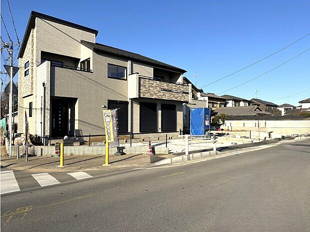 南7ｍ道路で交通量はほとんどなく車庫入れは楽楽です。