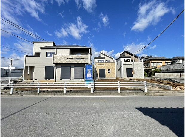 前面道路でお車を駐車するのも楽々。