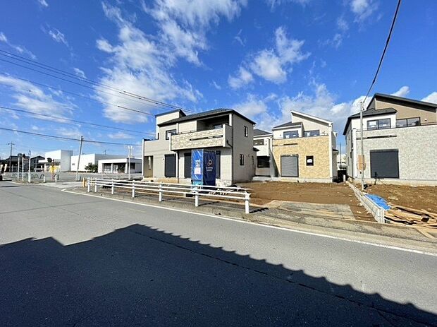 街に溶け合う美しい景観と、採光や風通しを考えて設計された間取り。近隣の視線を考え調整した窓位置など、外観だけでなく、住まうご家族の心地よさを最優先しました。