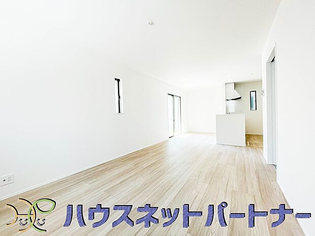 太陽の光が照らす明るいリビングは、開放感があり通風・採光に優れ、心地よい光と風が舞い込んできます。心休まるリビングは何よりも快適な時間を過ごせます。