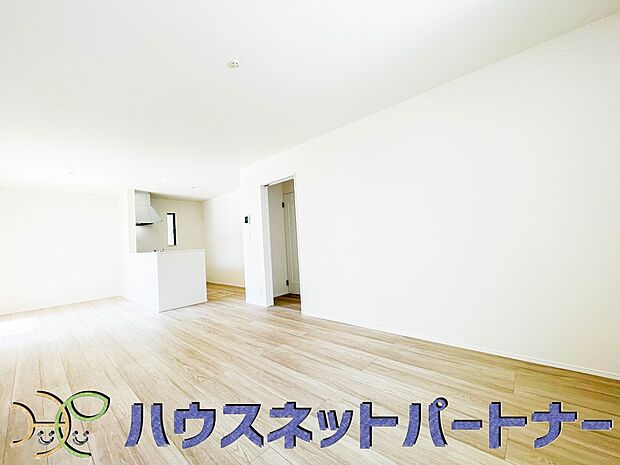 整然とした空間演出、快適な理想の暮らしの実現は家のみの拘りではなく、そこで暮らす方々にとって素敵な環境であることも挙げられると思います。四季折々の変化が奏でる鼓動を楽しんで下さい。