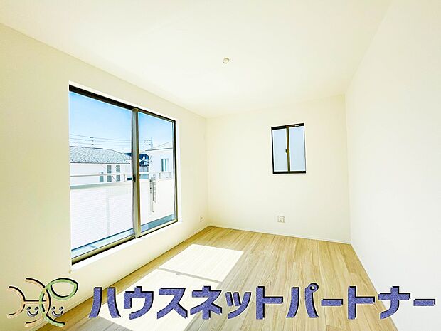 日差しが差し込む明るいお部屋。朝は太陽の光を浴びて一日の始まりです。