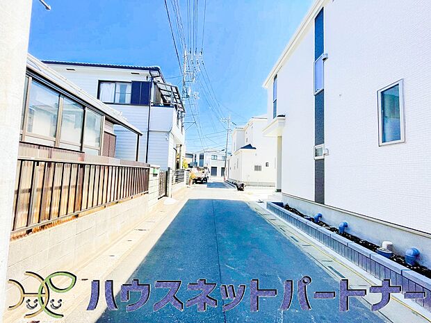 前面道路でお車を駐車するのも楽々。