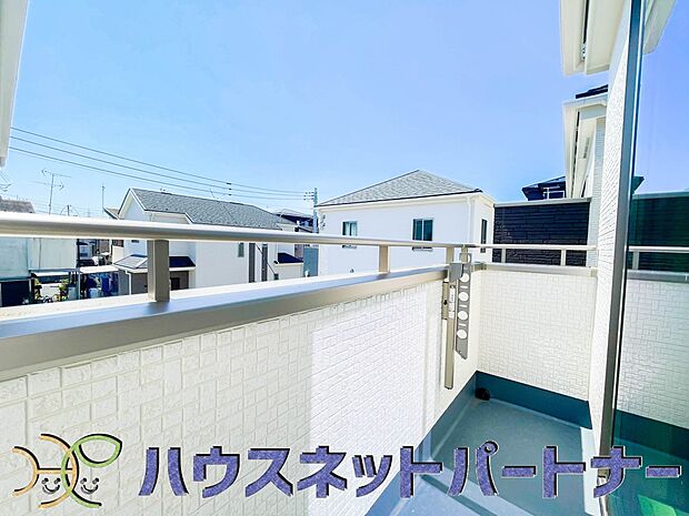 南バルコニーから差し込む陽光・通風は、住環境・快適性と共に有り続ける貴重な「財産」です。この新築戸建に住まう事で手に入れるものは、きっと日常にとっても貴重な存在となるはずです。