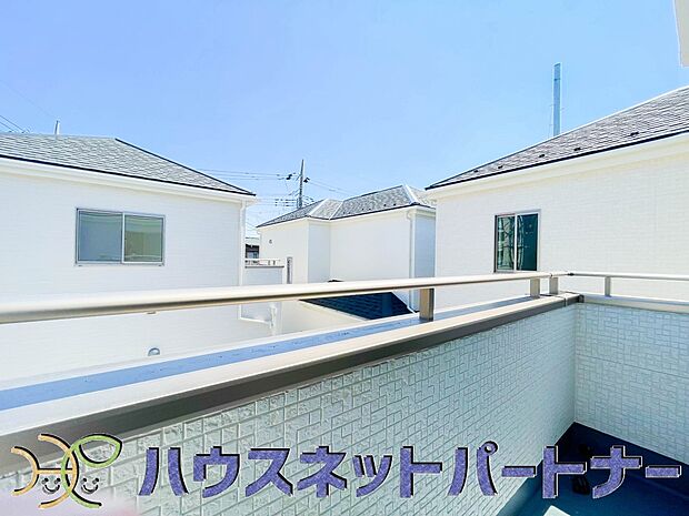 通路を広く確保し、洗濯物をゆったりと干すことができます。また、プランターを飾ったり、ガーデンチェアなどを置けば、快適なアウトドアリビングにもなります。