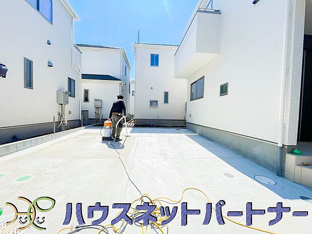 ゆったりとした駐車スペースを確保いたしましたので、大きめのお車でも駐車可能です。自転車やバイクなど、ゆとりのある敷地で置き場所に困ることはないでしょう。