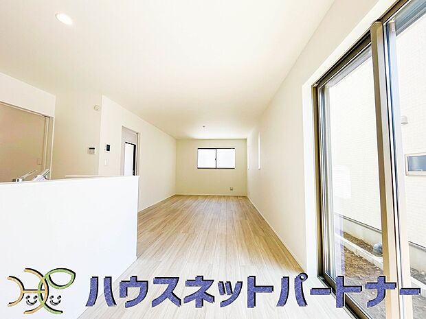 カウンターキッチンなら、リビングで遊ぶ子供の様子を見ながら料理ができるので安心です。料理を運んでもらったり、子供にお手伝いしてもらいやすいのもいいですね♪