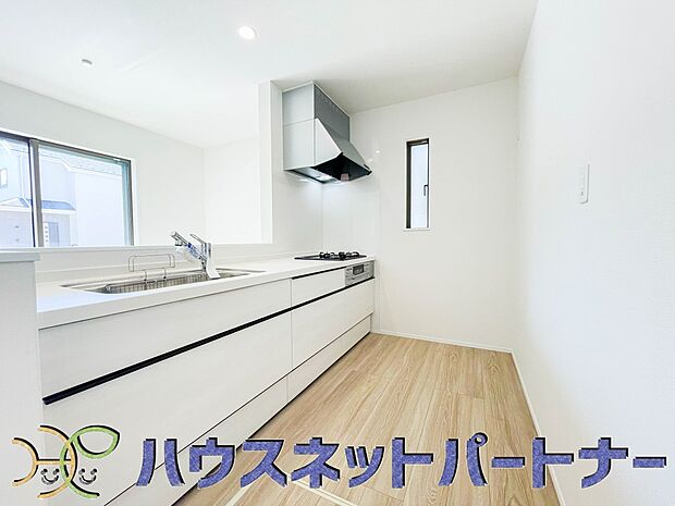 家族の様子を見ながらキッチンでお料理。一日の出来事を会話しながらの家事は嬉しいコミュニケーション。