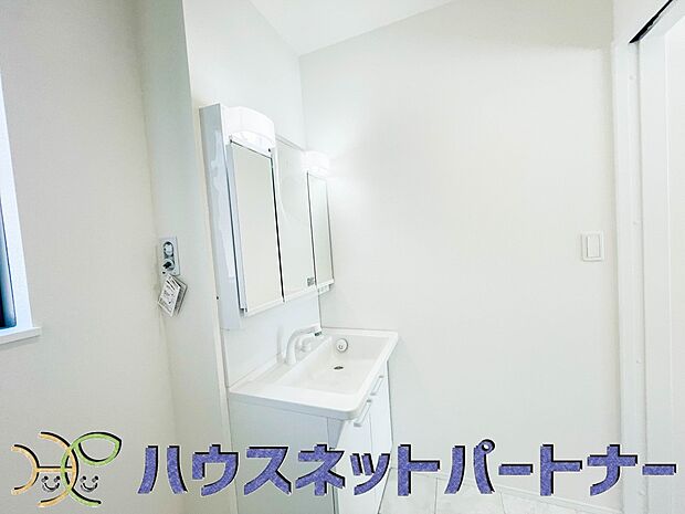 広い脱衣所、洗面台も大きなサイズを設置。建売では見ない広さと解放感。