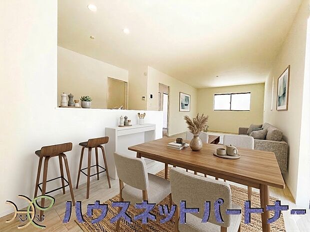 明るく開放的なダイニング。※家具はイメージです。