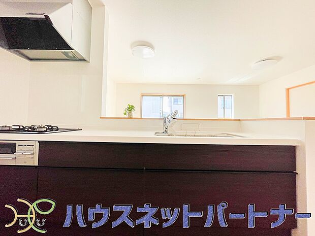 カウンターキッチンは広くて収納力もあるので、快適に料理をすることができます。食器や炊事用具を手の届くところに配置しやすいため調理もスピーディーです。