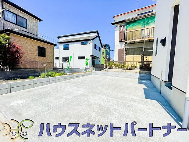 駐車場がある戸建を持つ最大のメリットは、駐車場代金を支払い続ける必要がないことです。賃貸住宅に住んでいる方が、戸建の購入を考えるきっかけに挙げることが多いようです。