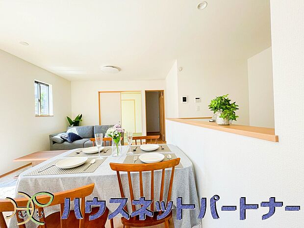 家族の様子を見ながらキッチンでお料理。一日の出来事を会話しながらの家事は嬉しいコミュニケーション。