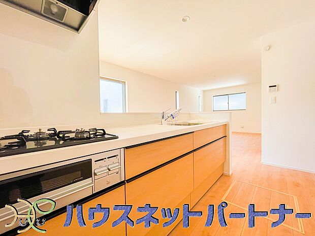 三口コンロで料理の幅を拡げてくれる使いやすいシステムキッチンを採用。洗い場も大きいので野菜や食器を洗ったりする際にも捗り、奥様の強い味方となってくれるはずです。