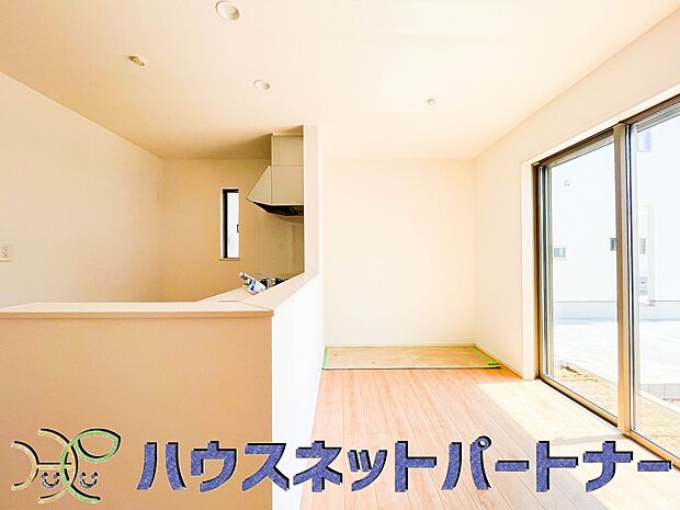 キッチンカウンターがあると配膳が楽なことがメリットの一つ。後片付けをするときも、ダイニングテーブルからあまり動かずに流し台へ運ぶことができるので便利です♪