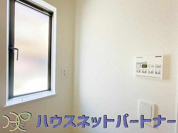 冬場にはヒヤッとしないように暖房機能、梅雨の時期には乾燥等、機能的で清潔感溢れる浴室。快適・清潔な空間で心も体もオフになる時間を楽しむことが可能です。