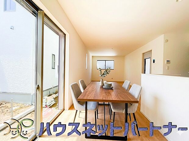 リビングは、食事スペースと寛げる場所設けてもまだ余裕の広さ。※家具はイメージです