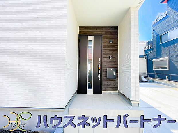 玄関の扉を開けるとそこは家族の待つお家。笑い声が聞こえてきそう。